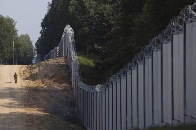 Lính biên phòng Ba Lan tuần tra khu vực tường kim loại ở biên giới Ba Lan và Belarus. Ảnh: AP