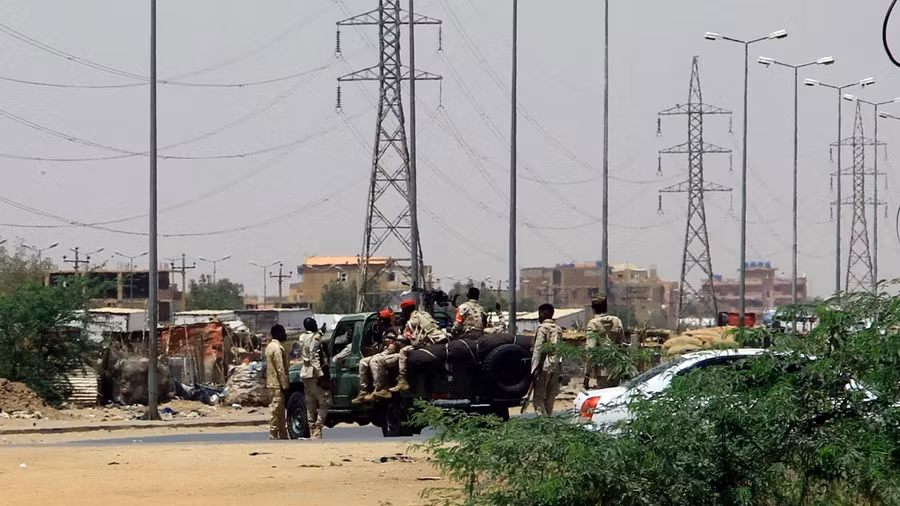 Quân đội Sudan triển khai lực lượng tại Khartoum. Ảnh: CNN