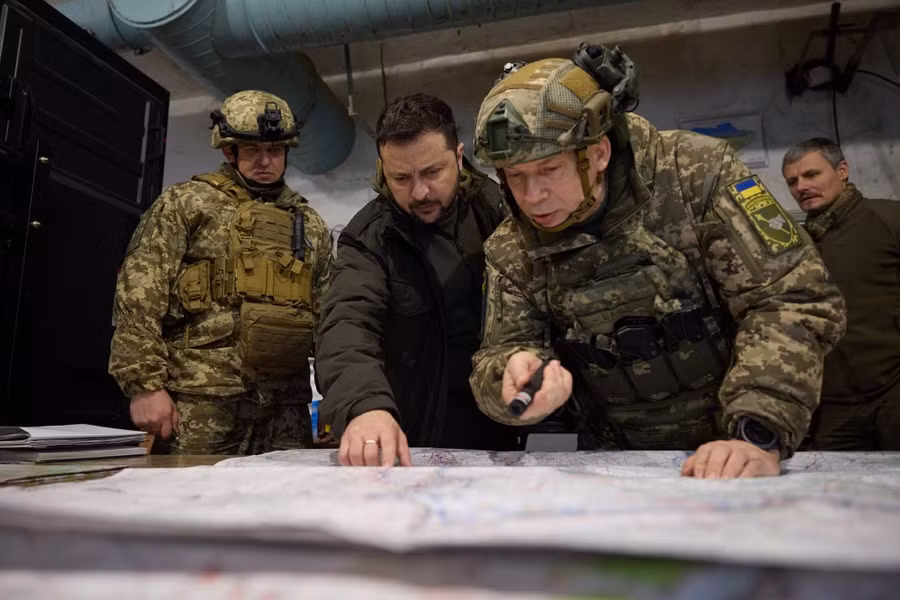 Tổng thống Zelensky thăm tiền tuyến Kharkiv ngày 30-11. Ảnh: Văn phòng Tổng thống Ucraine