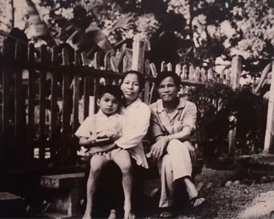 Đại tướng Nguyễn Chí Thanh chụp ảnh cùng vợ, con. Nguồn: Tuyên giao trung ương