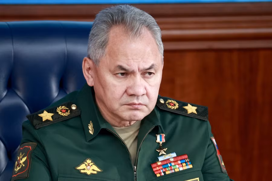 Bộ trưởng Quốc phòng Nga vừa thăm binh sỹ tại Ucraine. Ảnh: Reuters
