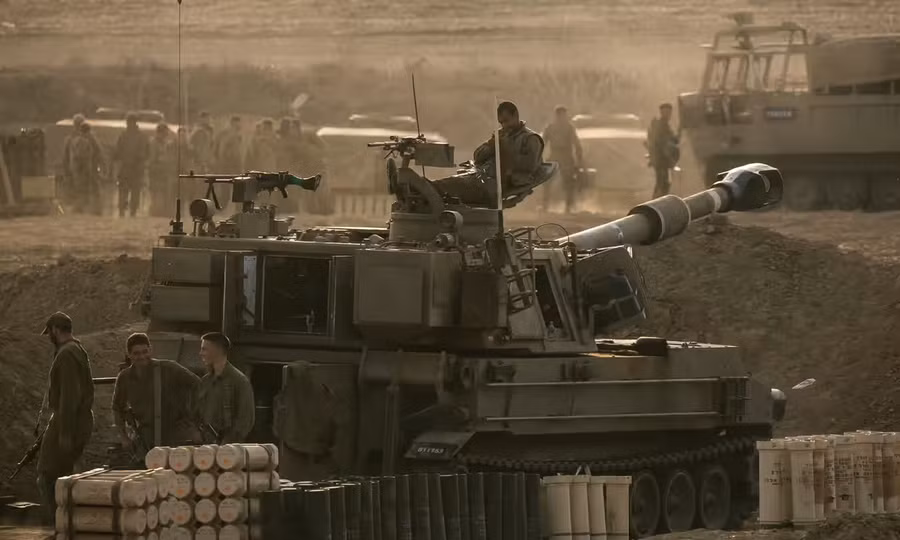 Quân đội Israel áp sát biên giới Gaza. Ảnh: Reuters