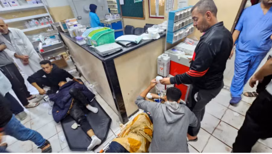 Người Palestine bị thương nằm trên sàn bệnh viện do Indonesia thiết lập ở Gaza. Ảnh: Reuters