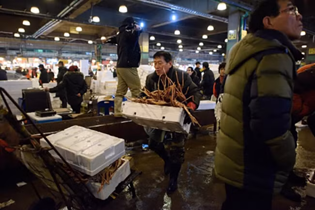 Hoạt động mua bán muối tại một ngôi chợ ở Seoul. Ảnh: AFP Hoạt động mua bán muối tại một ngôi chợ ở Seoul. Ảnh: AFP