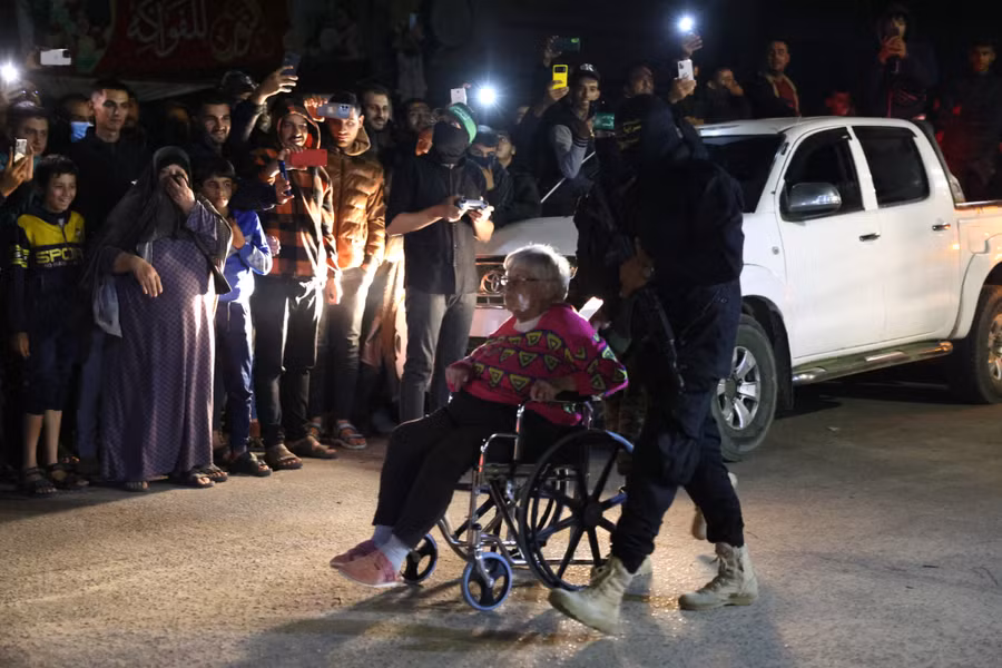 Một con tin được Hamas trả tự do ngày 28/11. Ảnh: AFP