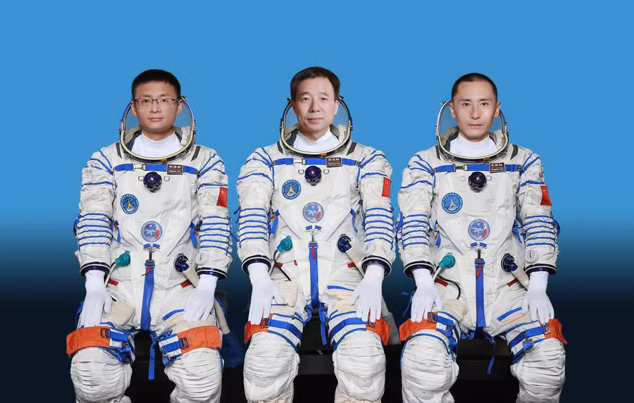 3 phi hành gia cùng với sứ mệnh tại Thần Châu XVI. Ảnh: China Daily