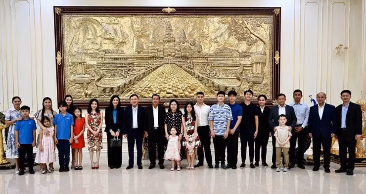 Ông Thaksin và bà Yingluck chụp hình cùng gia đình Thủ tướng Campuchia Hun Sen. Ảnh: FRESH NEW/FACEBOOK