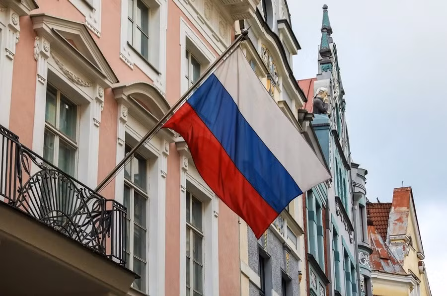Cờ Nga treo trên tòa Đại sứ nước Estonia. Ảnh: Getty Images/ TTXVN