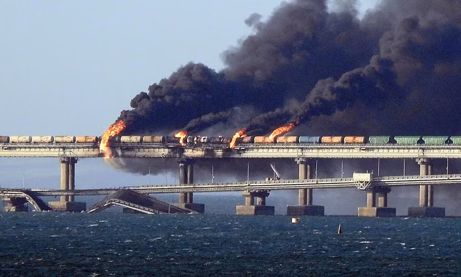 Cầu Crimea với vụ nổ hồi tháng 10/2022. Ảnh: AFP Cầu Crimea với vụ nổ hồi tháng 10/2022. Ảnh: AFP