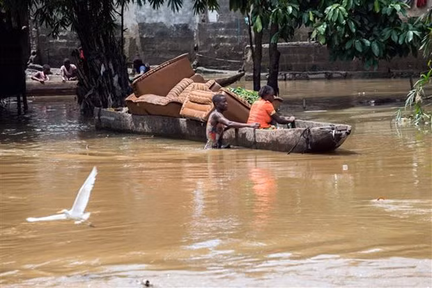 Người dân di chuyển bằng thuyền trên đường phố ngập lụt tại Kinshasa. Ảnh: AFP/ TTXVN Người dân di chuyển bằng thuyền trên đường phố ngập lụt tại Kinshasa. Ảnh: AFP/ TTXVN