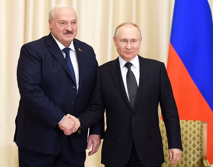 Tổng thống Belarus và Tổng thống Nga. Ảnh: Reuters