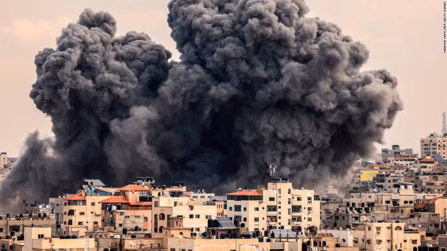 Hình ảnh lực lượng vũ trang Israel tấn công dữ dội Dải Gaza. Ảnh: Reuters