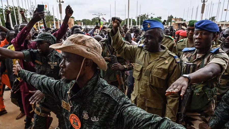 Chính quyền quân sự Niger và những người ủng hộ cuộc đảo chính. Ảnh: AFP Chính quyền quân sự Niger và những người ủng hộ cuộc đảo chính. Ảnh: AFP