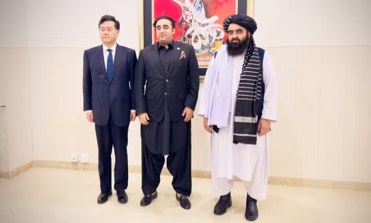 Từ trái qua: Bộ trưởng Ngoại giao TQ Tần Cương, Ngoại trưởng Pakistan Bilawal Bhutto Zardari và ông Amir Khan Mutaqi- nhà ngoại giao chính quyền Taliban. Ảnh: HAFIZ ZIA AHMAD- Twitter