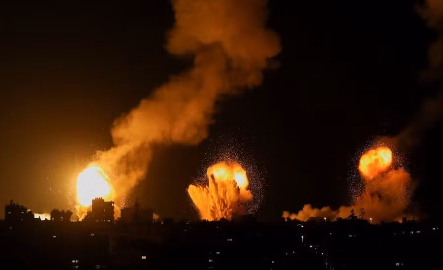 Quân đội Israel không kích một loạt địa điểm ở dải Gaza. Ảnh: Reuters