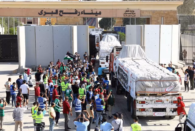 Xe chở hàng viện trợ cho người dân Dải Gaza tiến vào cửa khâu Rafah từ phía Ai Cập ngày 21-10 Ảnh: Reuters