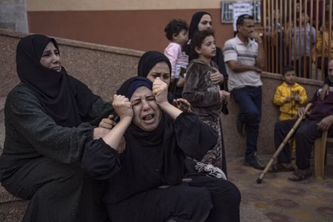 Người Palestine đau đớn khi người thân thiệt mạng do bị lực lượng Israel tấn công ngày 11-11. Ảnh: AP
