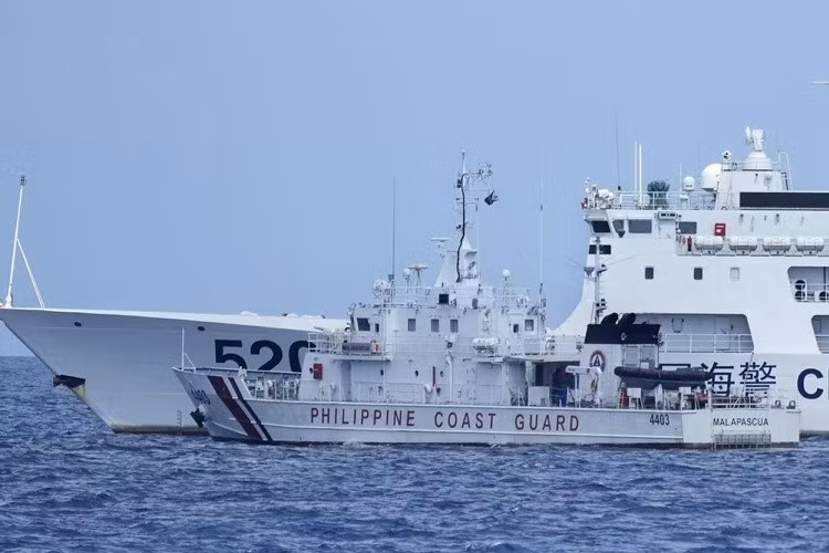 Tàu hải cảnh Trung Quốc áp sát tàu cảnh sát biển Philippines. Ảnh: AP