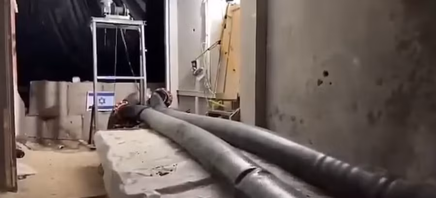 Đường ống Israel lắp đặt để bơm nước làm ngập đường hầm của Hamas. Ảnh: IDF