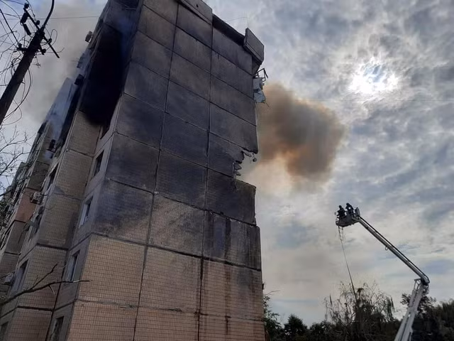Lực lượng chức năng kiểm tra thiệt hại một tòa nhà ở Ucraine bị tấn công. Ảnh: Reuters Lực lượng chức năng kiểm tra thiệt hại một tòa nhà ở Ucraine bị tấn công. Ảnh: Reuters