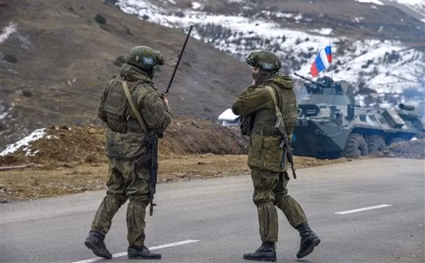 Binh sỹ gìn giữ hòa bình Nga tại một trạm kiểm soát khu vực tranh chấp. Ảnh: AFP/TTXVN