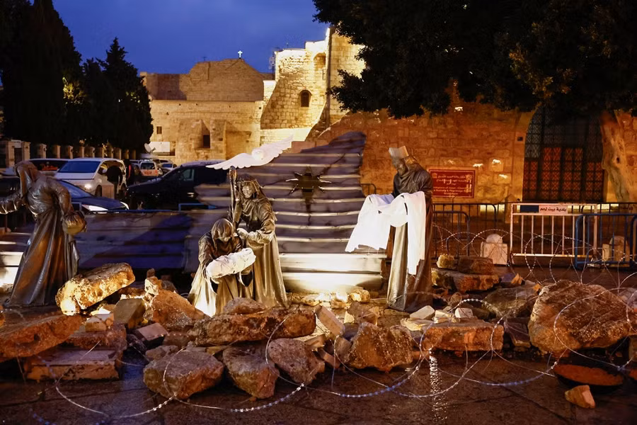 Bên ngoài nhà thờ Giáng sinh ở Bethlehem. Ảnh: Reuters