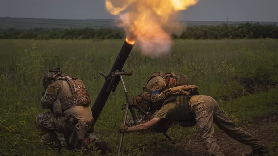 Lính Ucraine nã pháo ở mặt trận Donetsk. Ảnh: CNN