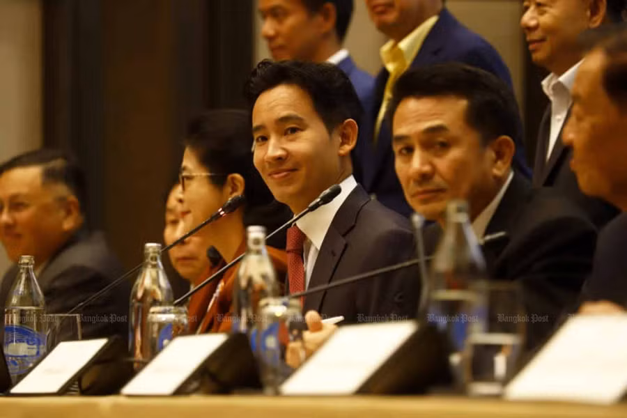 Chủ tịch Đảng Tiến bước công bố thành lập liên minh cầm quyền tiềm năng. Ảnh: Bangkokpost