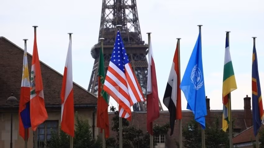 Quốc kỳ Mỹ bên ngoài trụ sở UNESCO, Pháp. Ảnh: AP