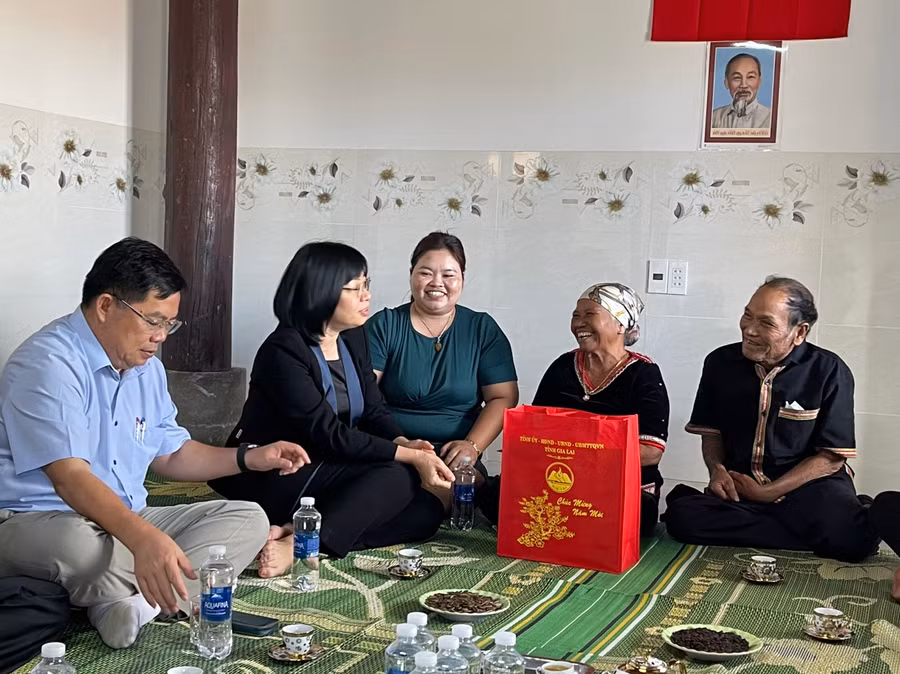 Đoàn công tác do Phó Chủ tịch UBND tỉnh Nguyễn Thị Thanh Lịch làm trưởng đoàn đã đến thăm, chúc Tết gia đình bà Siu H' Niư (thứ 2 từ phải qua, bị tù đày). Ảnh: Vũ Chi
