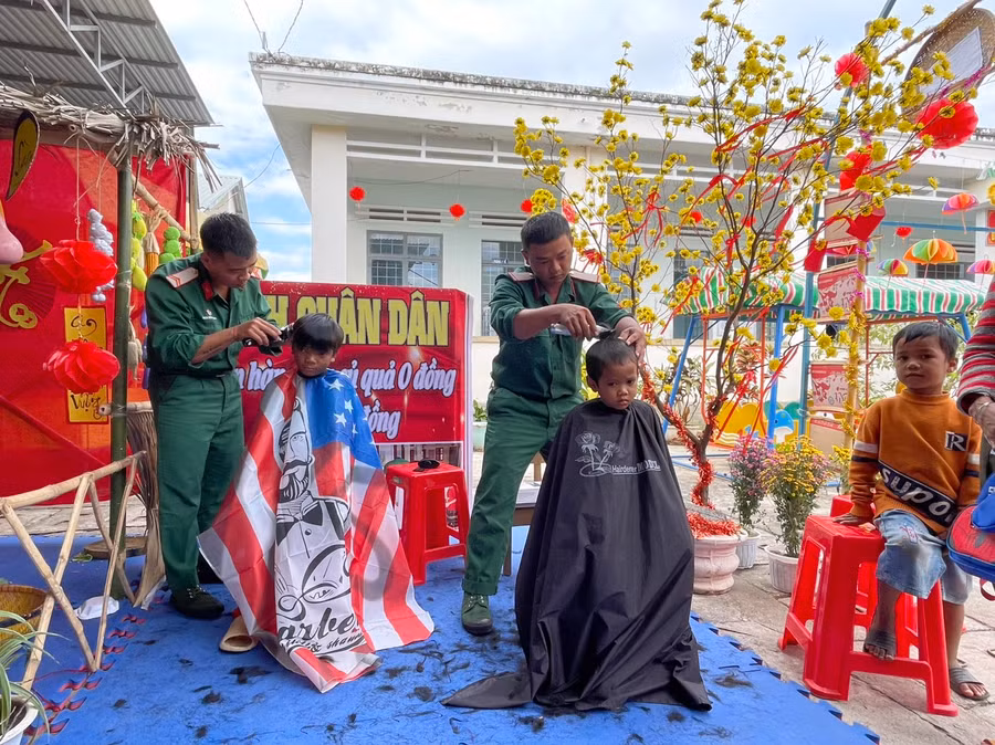 Ban Giám hiệu Trường Mẫu giáo Tuổi Thơ (xã Chư Băh, thị xã Ayun Pa) phối hợp cùng đơn vị kết nghĩa Kho Kỹ thuật K54 tổ chức gian hàng 0 đồng và cắt tóc miễn phí cho học sinh. Ảnh: Vũ Chi
