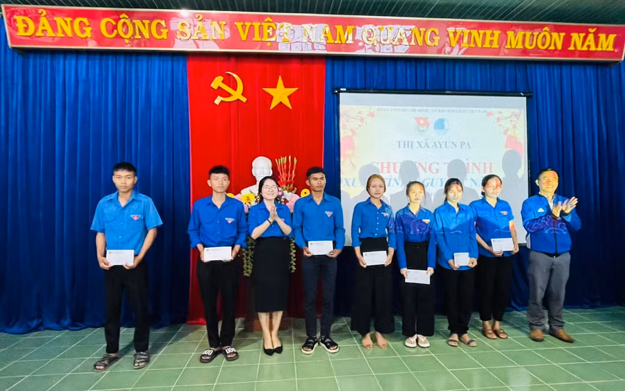 Ban tổ chức tặng quà cho đoàn viên, thanh niên có hoàn cảnh khó khăn. Ảnh: Vũ Chi