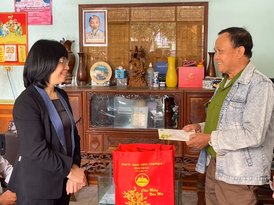 Phó Chủ tịch UBND tỉnh Nguyễn Thị Thanh Lịch tặng quà gia đình ông Trần Đăng Khoa bị tù đày (thôn Plei Rbai, xã Ia Piar). Ảnh: Vũ Chi