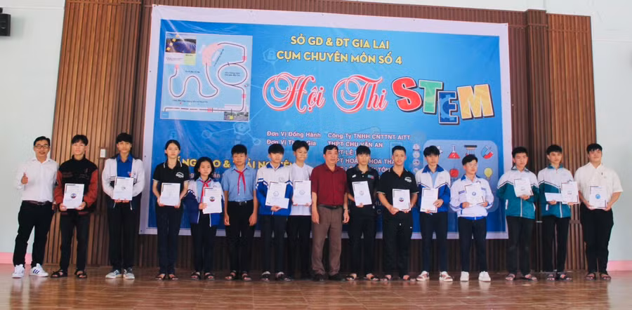 Ban tổ chức trao giải cho các đội thi tại phần thi Robotics. Ảnh: Vũ Chi Ban tổ chức trao giải cho các đội thi tại phần thi Robotics. Ảnh: Vũ Chi