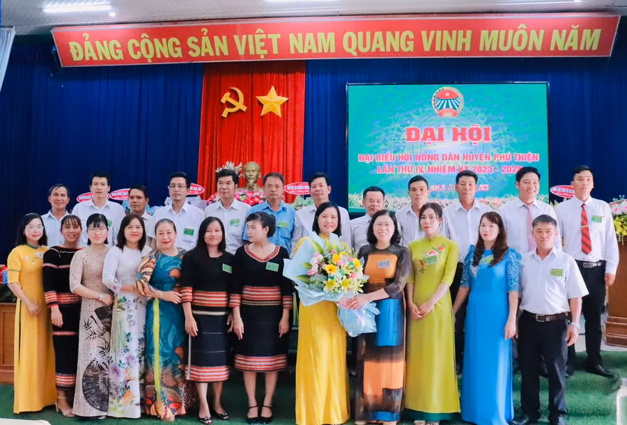Ban Chấp hành Hội Nông dân huyện Phú Thiện khóa IV ra mắt Đại hội. Ảnh: Vũ Chi
