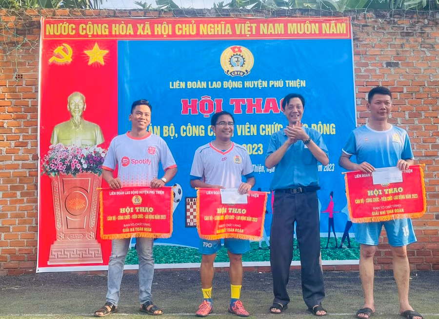 Ban tổ chức trao giải nhất, nhì, ba toàn đoàn cho các đoàn tham gia hội thao. Ảnh: Vũ Chi