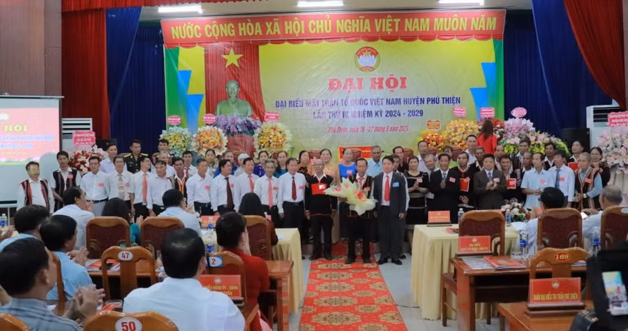 Ủy viên Ủy ban Mặt trận Tổ quốc Việt Nam huyện Phú Thiện khóa IV ra mắt Đại hội. Ảnh: Ksor Giới Ủy viên Ủy ban Mặt trận Tổ quốc Việt Nam huyện Phú Thiện khóa IV ra mắt Đại hội. Ảnh: Ksor Giới