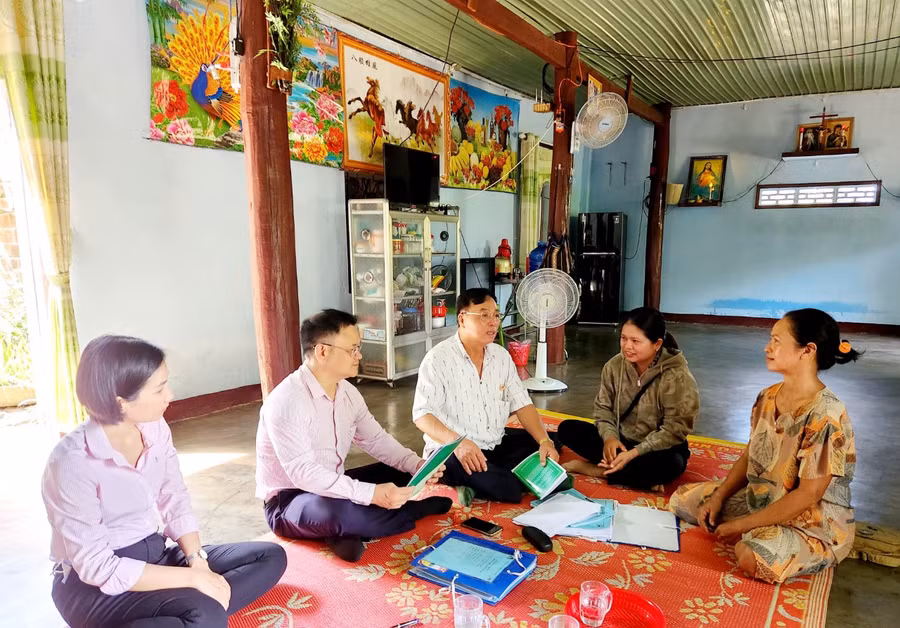 Đoàn kiểm tra trực tiếp hộ vay vốn Ngân hàng Chính sách Xã hội tại xã Ia Trôk, huyện Ia Pa. Ảnh: Kim Liên