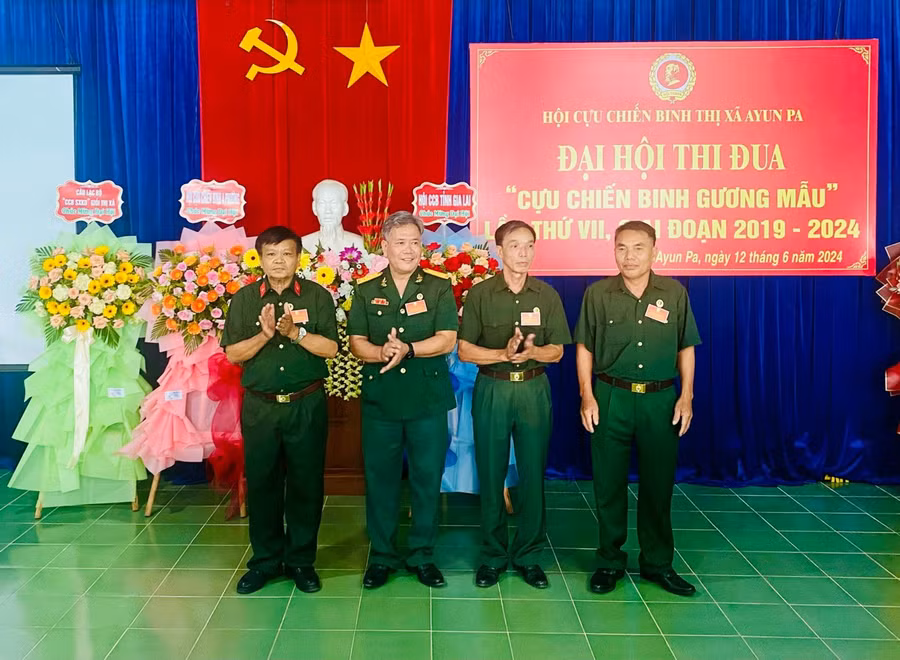 Đại hội biểu quyết bầu 4 đại biểu đi dự Đại hội thi đua Cựu chiến binh gương mẫu cấp tỉnh trong thời gian tới. Ảnh: Nguyễn Sang Đại hội biểu quyết bầu 4 đại biểu đi dự Đại hội thi đua Cựu chiến binh gương mẫu cấp tỉnh trong thời gian tới. Ảnh: Nguyễn Sang