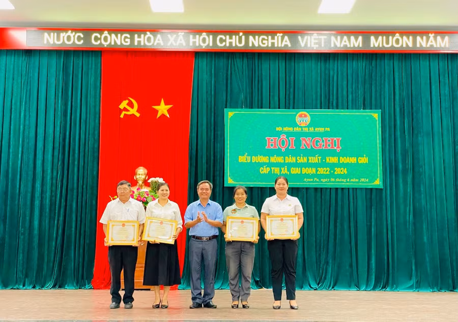 Phó Chủ tịch UBND thị xã Đặng Xuân Toàn (đứng giữa) trao giấy khen cho các tập thể có thành tích xuất sắc trong phong trào sản xuất, kinh doanh giỏi giai đoạn 2022-20224. Ảnh: Trọng Tiến