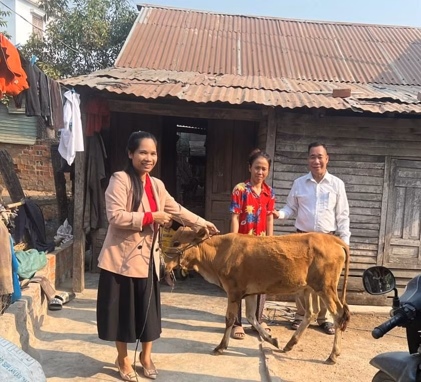 Bà Rmah H’Ngưi (thứ 2 từ phải qua, tổ dân phố 9, thị trấn Phú Thiện) vui mừng được Hội Chữ thập đỏ huyện tặng 1 con bò sinh sản từ dự án "Ngân hàng bò". Ảnh: Ksor H'Yang Bà Rmah H’Ngưi (thứ 2 từ phải qua, tổ dân phố 9, thị trấn Phú Thiện) vui mừng được Hội Chữ thập đỏ huyện tặng 1 con bò sinh sản từ dự án "Ngân hàng bò". Ảnh: Ksor H'Yang