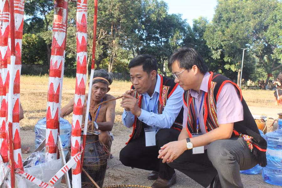 Các đại biểu uống rượu ghè chung vui sau lễ cúng mừng nhà rông mới. Ảnh: Vũ Chi Các đại biểu uống rượu ghè chung vui sau lễ cúng mừng nhà rông mới. Ảnh: Vũ Chi