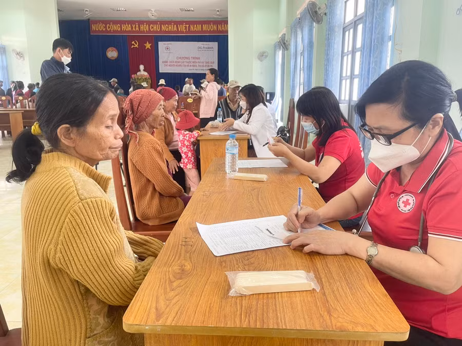 300 người nghèo tại thị xã Ayun Pa được khám bệnh, tư vấn sức khỏe và phát thuốc miễn phí. Ảnh: Vũ Chi