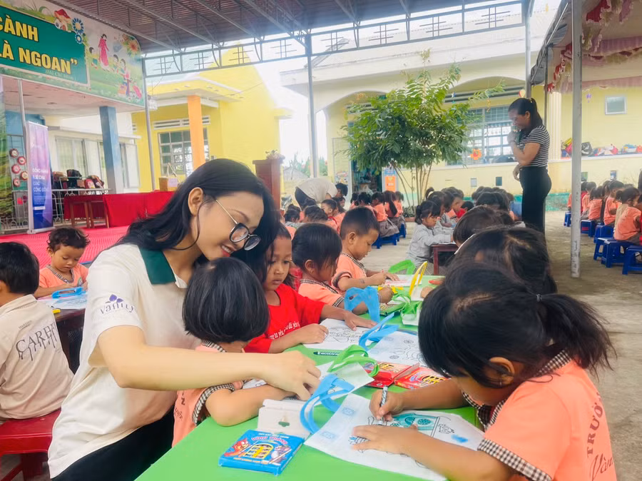 Các em học sinh hào hứng tham gia hoạt động "Bản vẽ". Ảnh: Vũ Chi