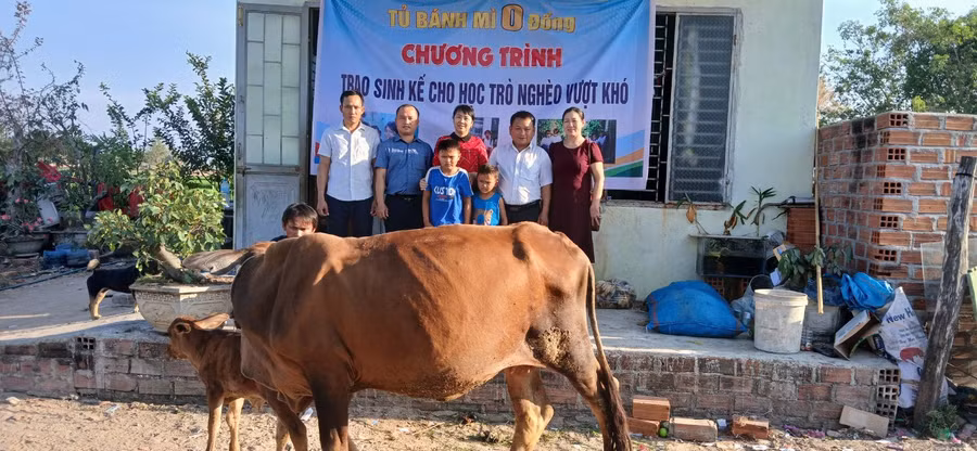 Tủ bánh mì 0 đồng phối hợp với UBND xã Chư Băh, Ban Giám hiệu Trường Tiểu học Bùi Thị Xuân trao cặp bò mẹ con cho em Ngô Đăng Khoa (lớp 3A, Trường Tiểu học Bùi Thị Xuân). Ảnh: Vũ Văn Tùng Tủ bánh mì 0 đồng phối hợp với UBND xã Chư Băh, Ban Giám hiệu Trường Tiểu học Bùi Thị Xuân trao cặp bò mẹ con cho em Ngô Đăng Khoa (lớp 3A, Trường Tiểu học Bùi Thị Xuân). Ảnh: Vũ Văn Tùng