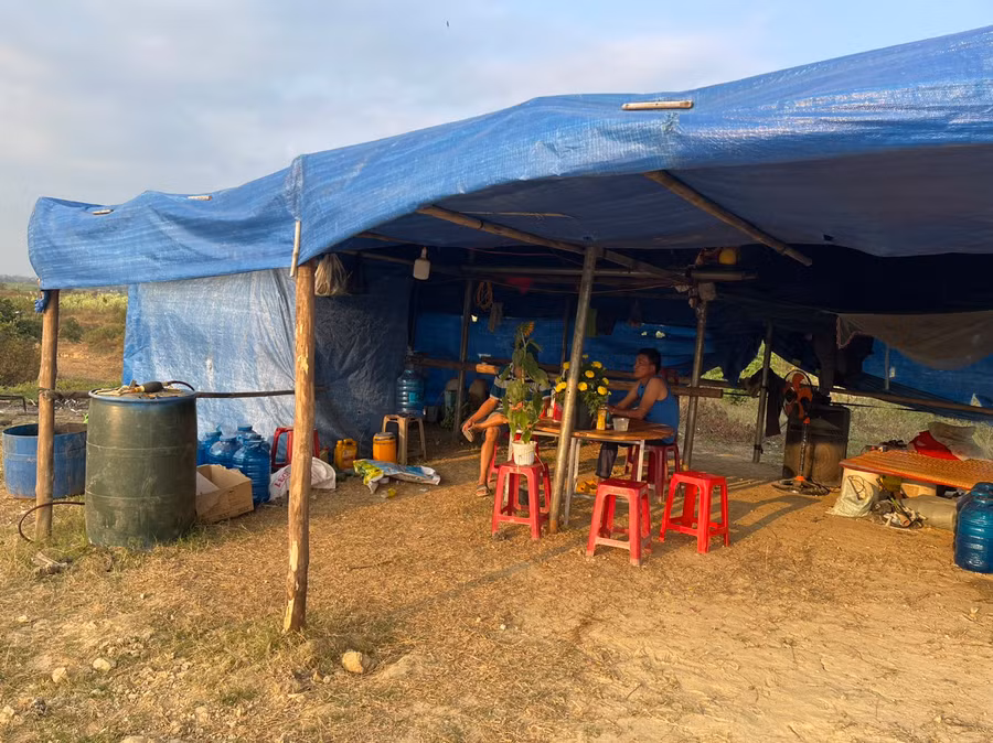 Trong căn lều tạm cũng có chậu hoa nhỏ, bánh tét, khoanh giò đón Tết song ông Lê Thanh Trọng (huyện An Nhơn, tỉnh Bình Định) không khỏi chạnh lòng khi năm mới đang đến gần. Ảnh: Vũ Chi