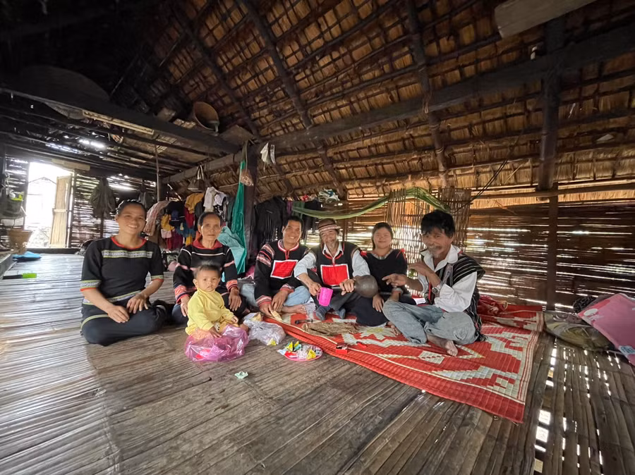 Các thế hệ trong gia đình bà Ksor H'Pem sống hoàn thuận trong căn nhà sàn mái tranh vách tre có tuổi đời gần 50 năm. Ảnh: Vũ Chi