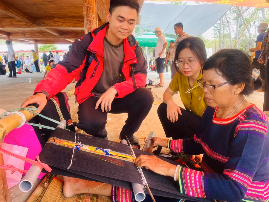 Anh Nguyễn Sơn Dương (xã Ia Băng, huyện Chư Sê) chiêm ngưỡng các nghệ nhân dệt thổ cẩm tại Ngày hội. Ảnh: Vũ Chi