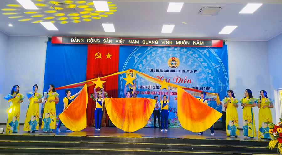 Tiết mục "Công nhân trên chặng đường mới" của cụm Công đoàn số 1 đạt giải nhì thể loại tốp ca. Ảnh: Vũ Chi