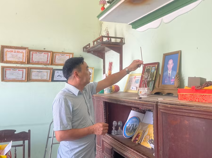 Phó Giám đốc Sở Lao động-Thương binh và Xã hội tỉnh Đặng Phan Chung thắp nén hương tưởng nhớ chiến sĩ Điện Biên đã qua đời. Ảnh: Vũ Chi Phó Giám đốc Sở Lao động-Thương binh và Xã hội tỉnh Đặng Phan Chung thắp nén hương tưởng nhớ chiến sĩ Điện Biên đã qua đời. Ảnh: Vũ Chi